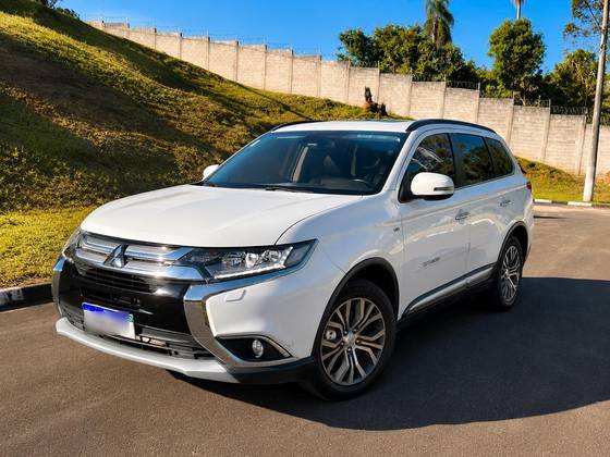 MITSUBISHI OUTLANDER 3.0 GT 4X4 V6 24V GASOLINA 4P AUTOMÁTICO MITSUBISHI OUTLANDER 3.0 GT 4X4 V6 24V GASOLINA 4P AUTOMÁTICO